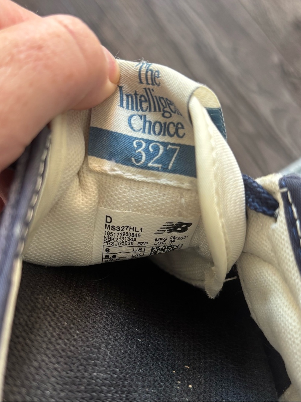 New Balance 327 - Picture 6 of 7